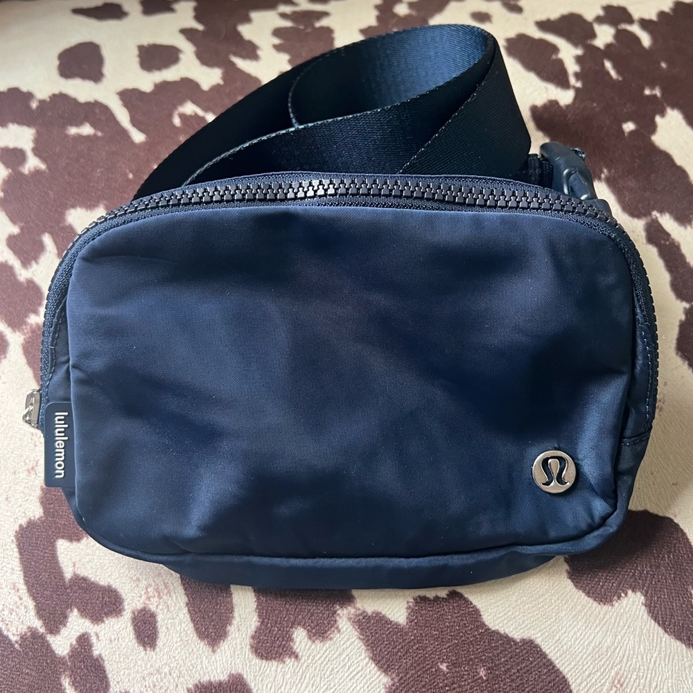 Lululemon Everywhere Belt Bag Navy